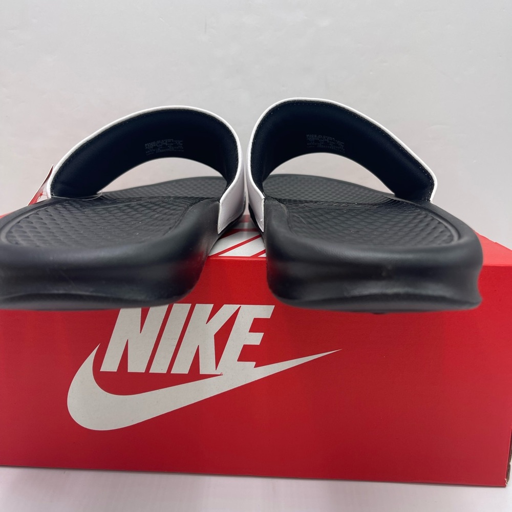 Nike Benassi JDI
Men's Slides Black and White Slides - Picture 8 of 16